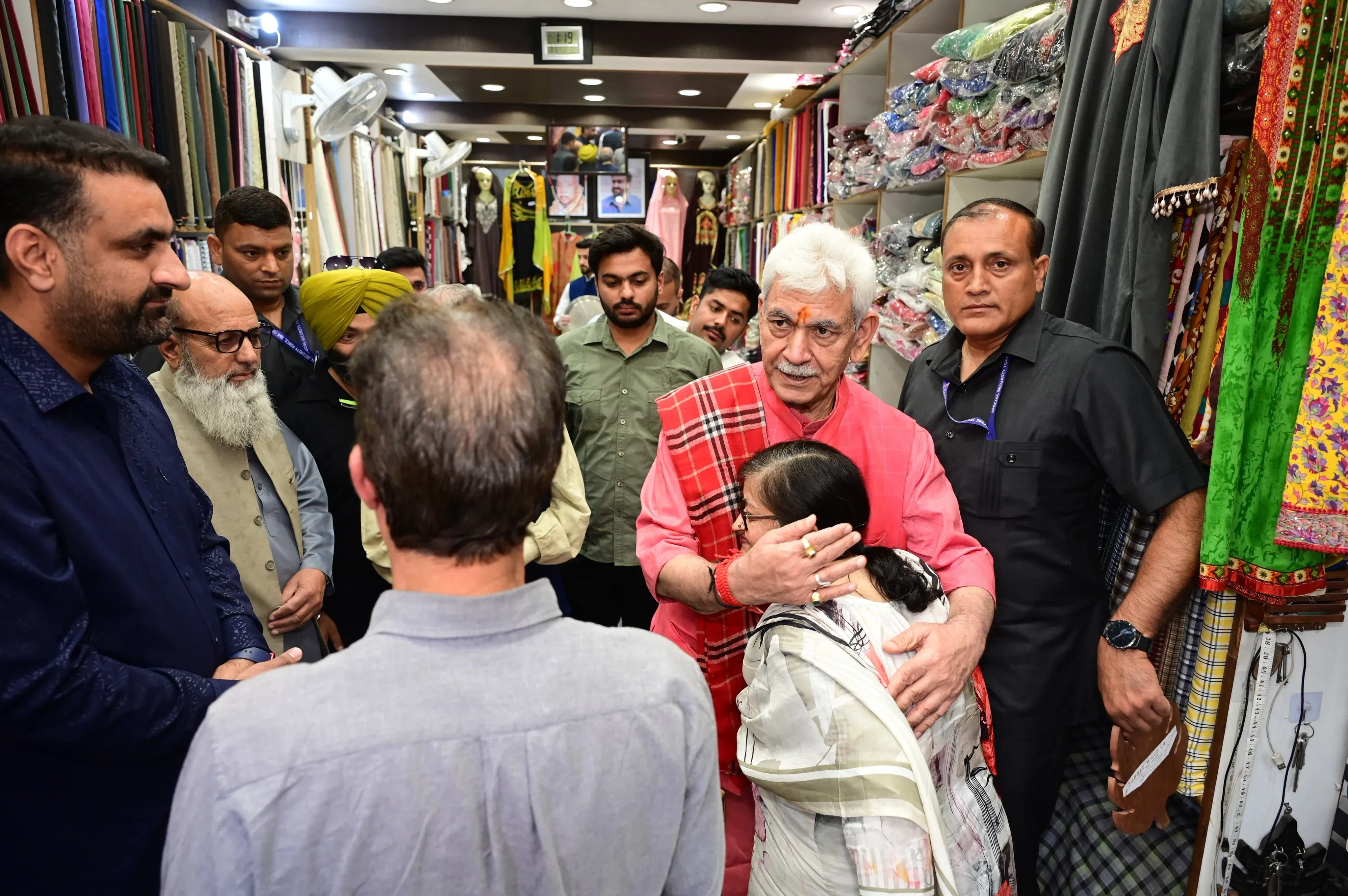 Did J&K Lt Governor Manoj Sinha Engage with Traders at Lal Chowk?