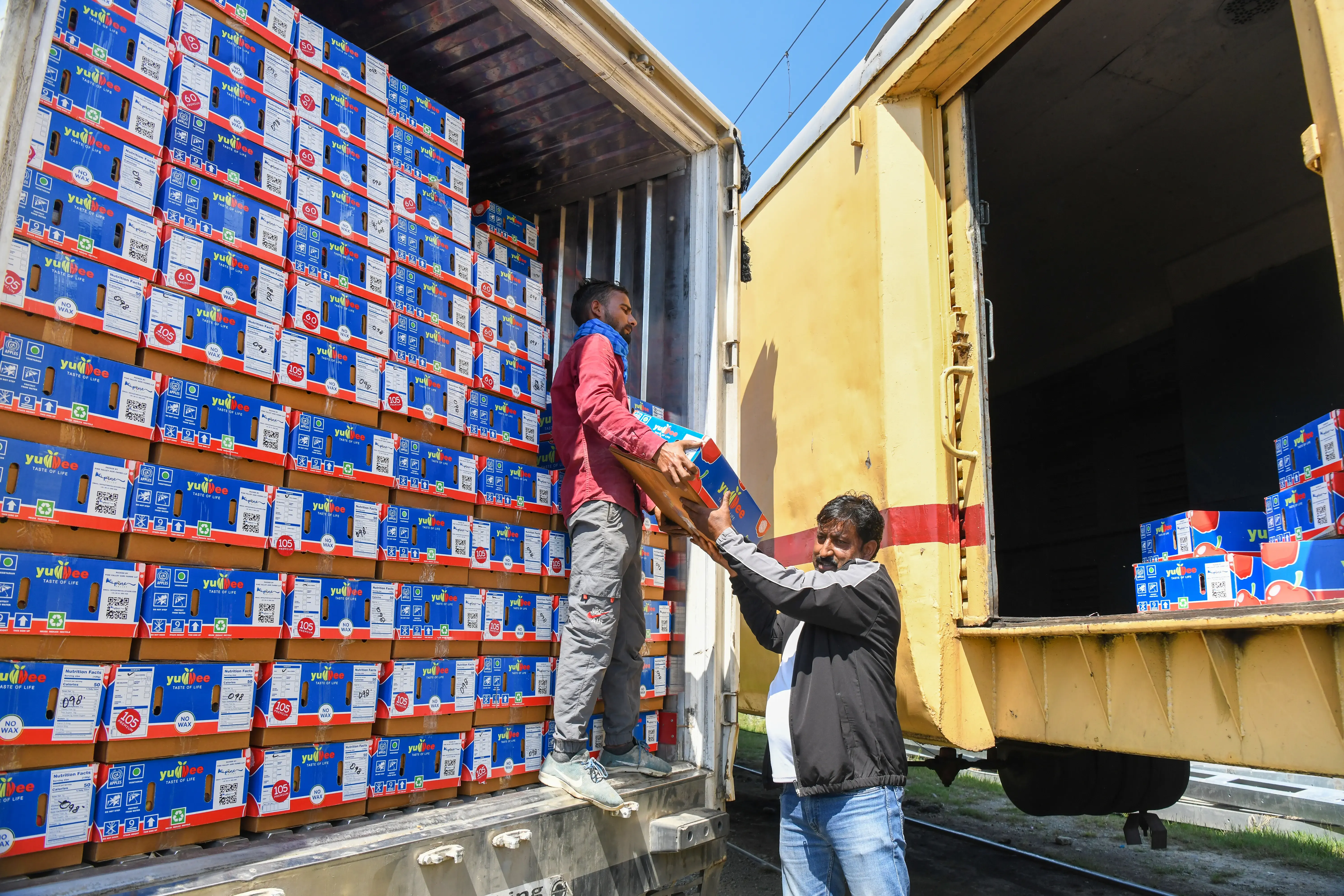 How are Fruit-laden Trucks Navigating the J&K NH Disruption?
