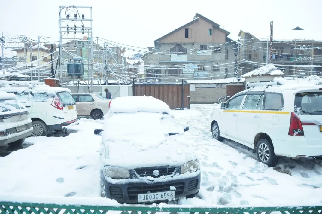 Jammu & Kashmir Police Assist the Needy During Heavy Snowfall