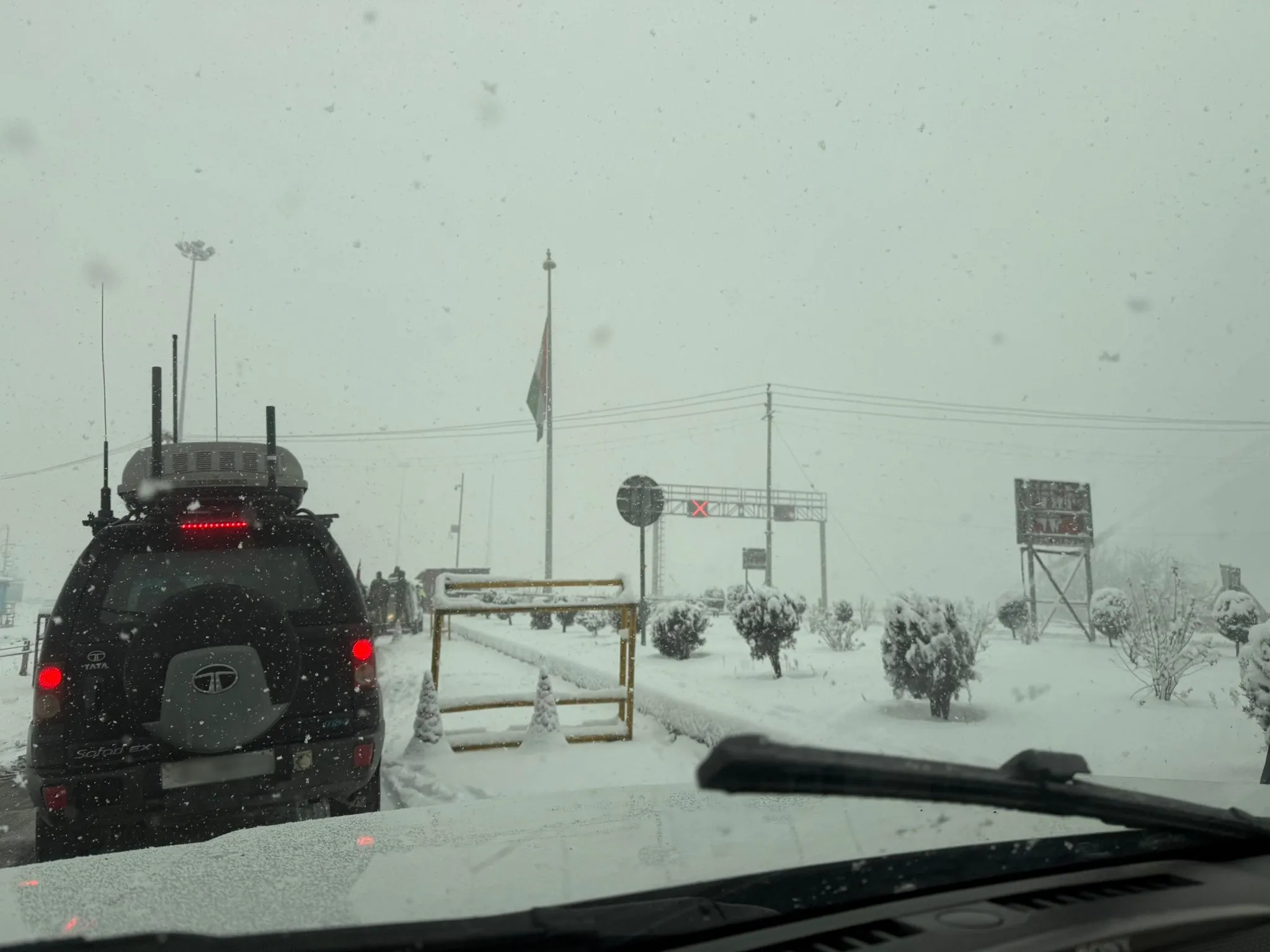 Jammu and Kashmir Police Aid Stranded Travelers During Snowfall