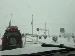 Jammu and Kashmir Police Aid Stranded Travelers During Snowfall