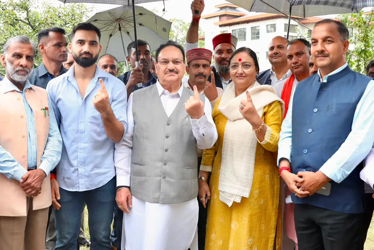 जेपी नड्डा ने विजयपुर सुंगला में डाला वोट, हिमाचल पंचायत चुनाव के तीसरे चरण में परिवार संग की भागीदारी