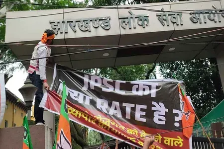 जेपीएससी परीक्षा रद्द करने की मांग पर भारी बवाल, भाजयुमो कार्यकर्ताओं ने बैरिकेडिंग तोड़कर जेपीएससी का दफ्तर घेरा