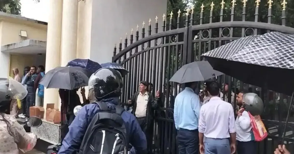 जेएसएससी-सीजीएल रद्द: रांची के प्रोजेक्ट भवन के बाहर चयनित अभ्यर्थियों का उग्र प्रदर्शन, पुलिस तैनात