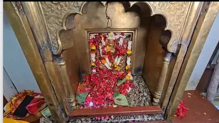 काशी में शारदीय नवरात्र की धूम, बड़ी संख्या में भक्तों ने की मां कात्यायनी की पूजा
