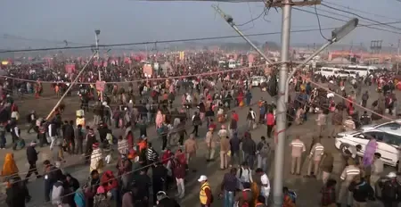 कड़ाके की ठंड में भी माघ मेला में श्रद्धालुओं की भारी भीड़, संगम में लगा रहे पवित्र डुबकी