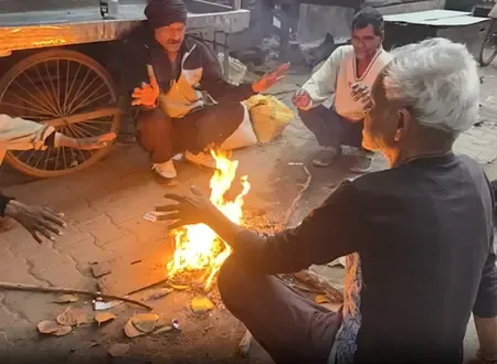 दिल्ली: कड़ाके की ठंड से जनजीवन अस्त-व्यस्त, अलाव जलाकर बचाव कर रहे लोग 