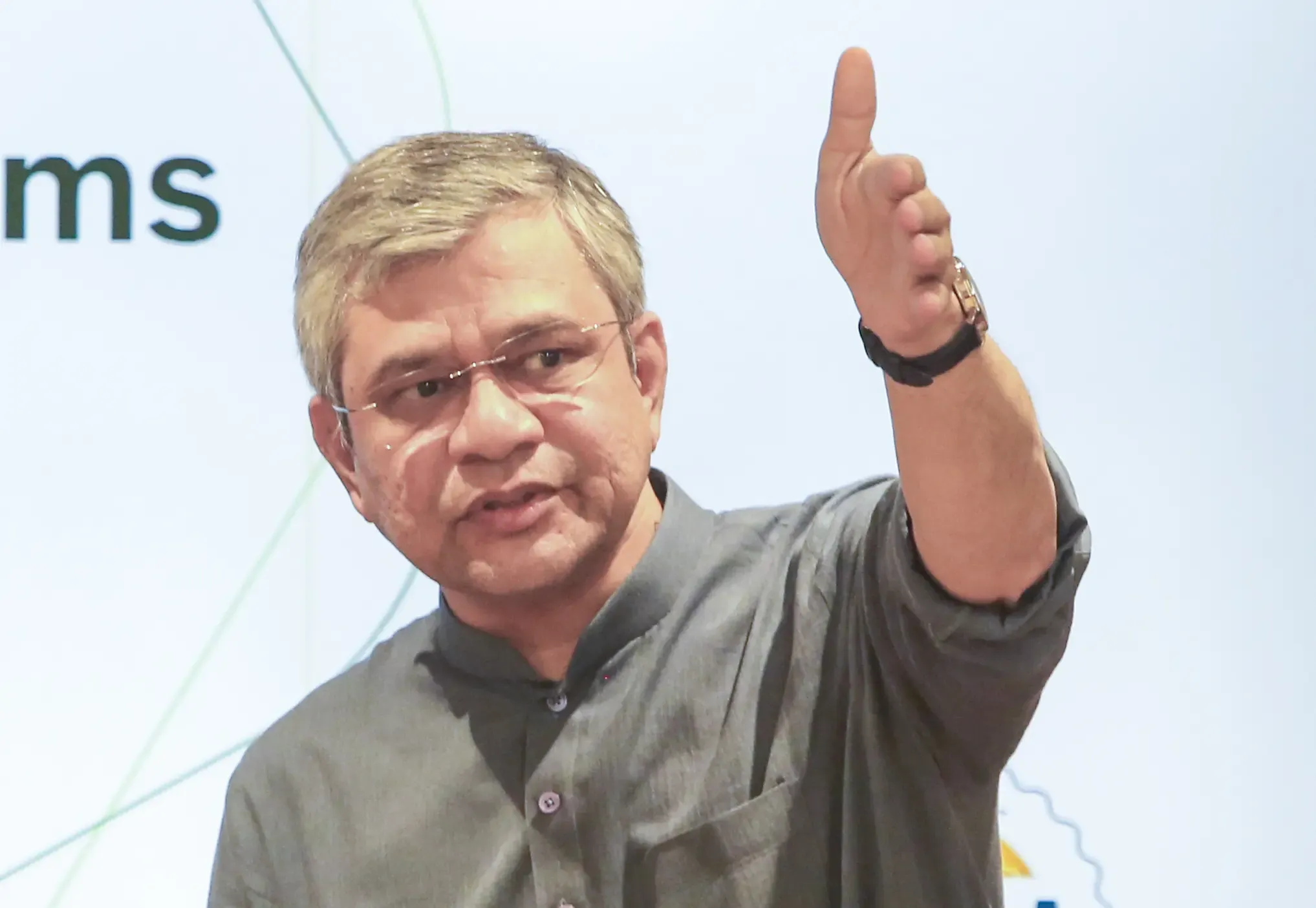 भारतीय रेल ने विभिन्न राज्यों में कोच मरम्मत और लाइन क्षमता बढ़ाने के लिए 871 करोड़ की मंजूरी दी