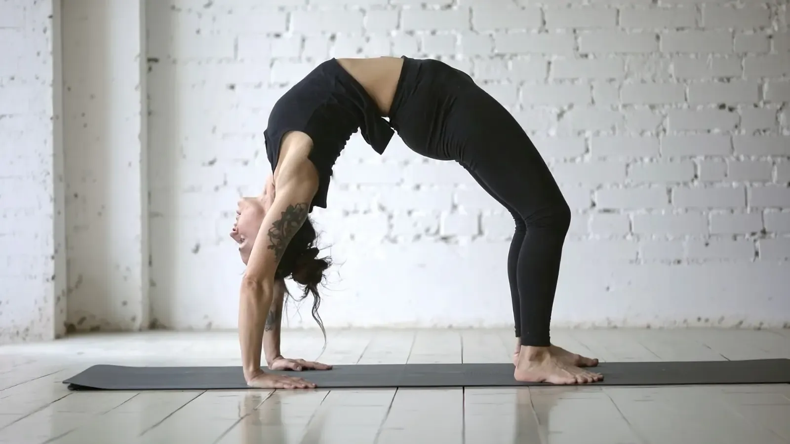 कमर दर्द और रीढ़ की जकड़न से निजात दिलाने वाला चक्रासन योगासन