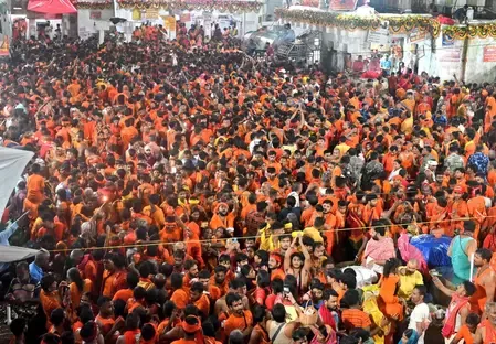 कांधे पर कांवड़ और जुबां पर 'बोल बम' का नारा, सावन की तीसरी सोमवारी पर देवघर में उमड़े शिवभक्त