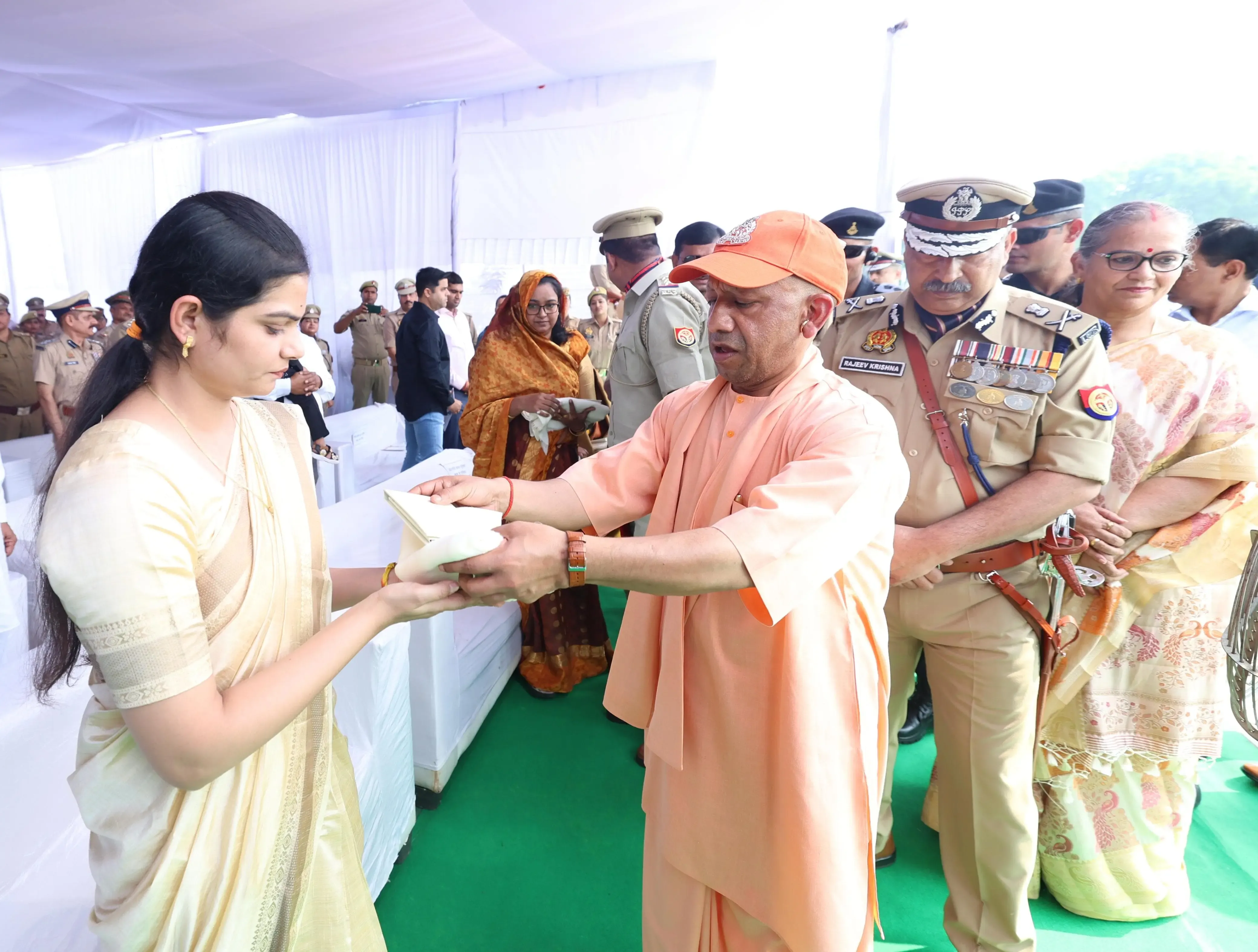 क्या प्रदेश कानून व्यवस्था, तकनीक और संवेदना के नए युग की ओर बढ़ रहा है? : सीएम योगी