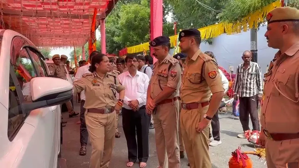 कांवड़ यात्रा 2025: नोएडा में 4,000 पुलिसकर्मी तैनात, CP लक्ष्मी सिंह और DM मेधा रूपम ने किया मार्गों का निरीक्षण