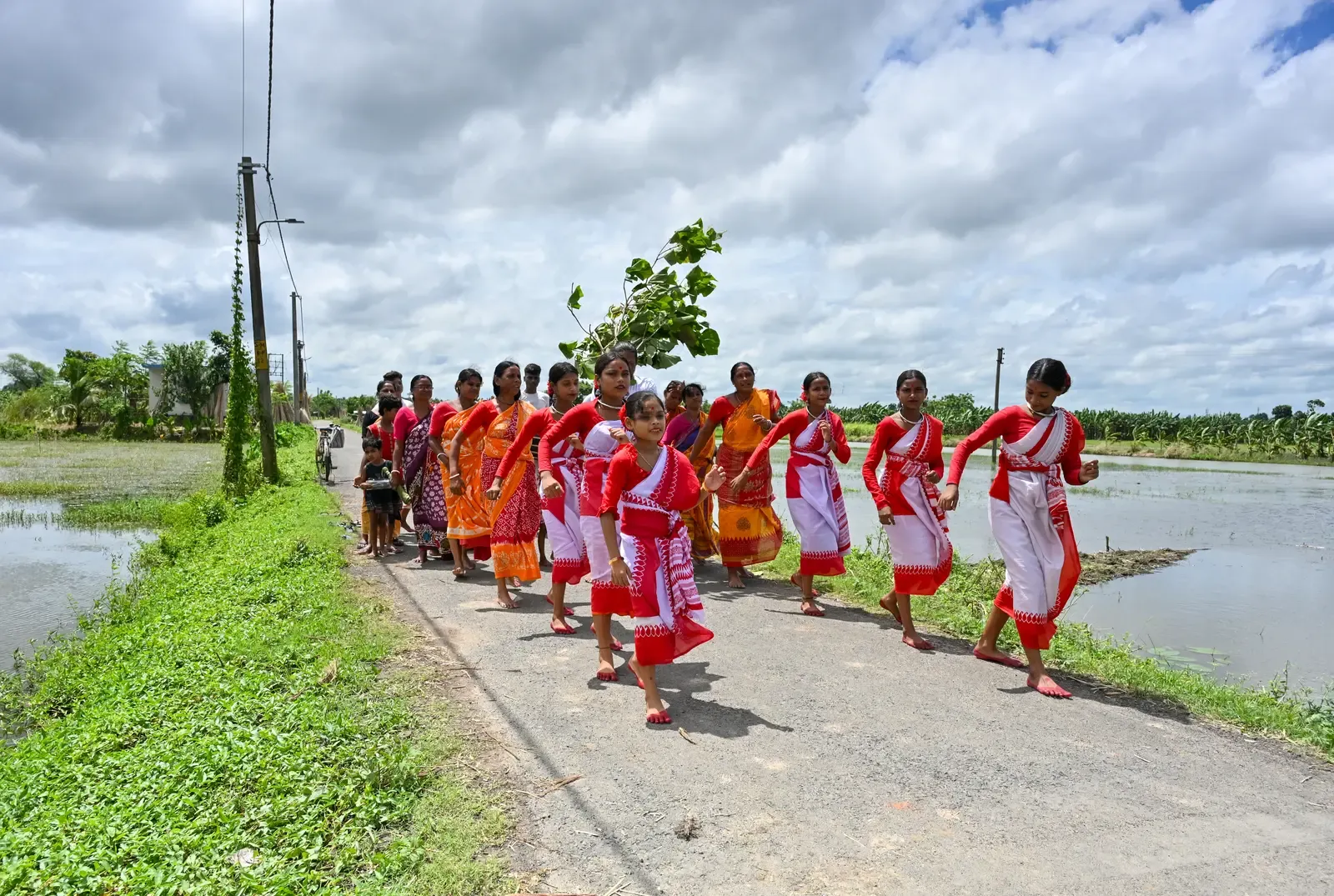 करम पर्व 2026: एडब्ल्यूडीसी ईएम अमृत बेक ने कोकराझार में आदिवासी महिलाओं को बाँटी पारंपरिक पोशाक