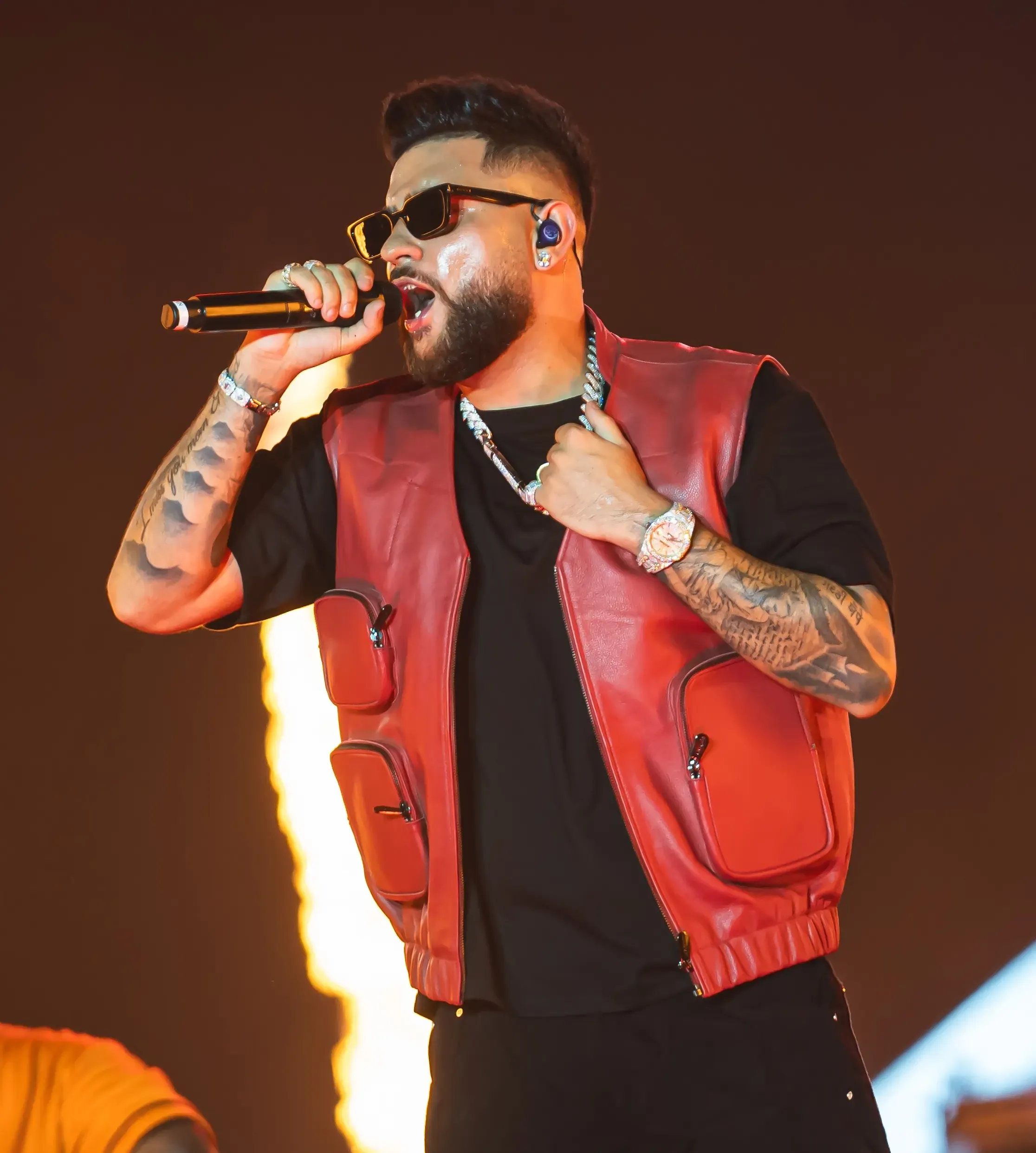 Karan Aujla Welcomes Hanumankind at Bengaluru Concert