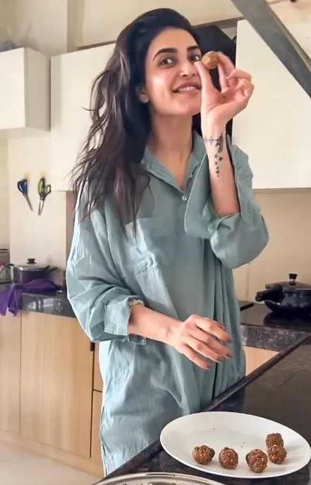 What is Karishma Tanna's healthy recipe for protein fibre rich ladoos?