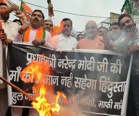 करनाल में भाजपा का जोरदार प्रदर्शन: राहुल गांधी का पुतला फूंका, माफी की मांग
