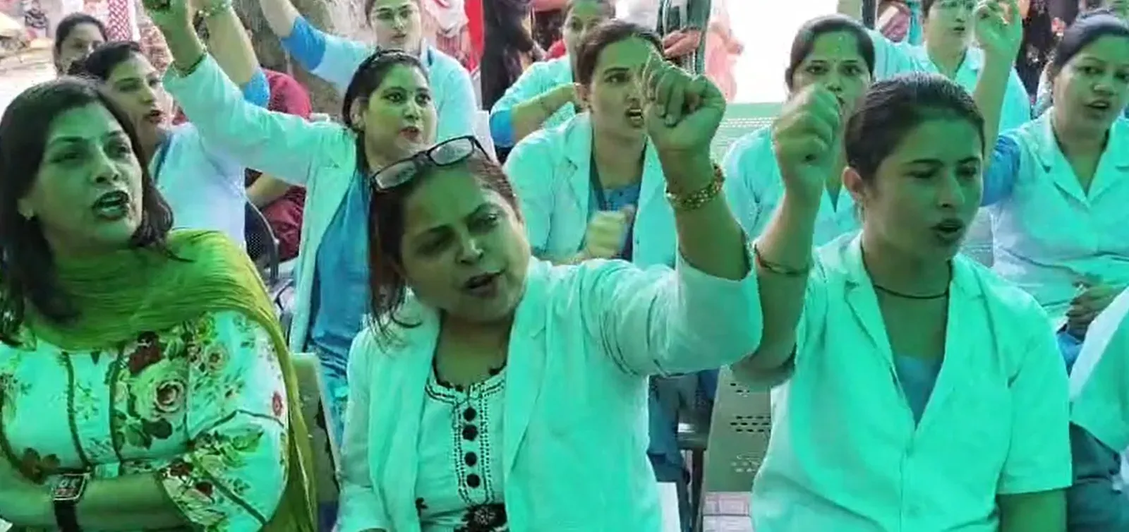 करनाल जिला अस्पताल नर्स हड़ताल: हरियाणा महिला आयोग अध्यक्ष रेणु भाटिया को बर्खास्त करने की मांग