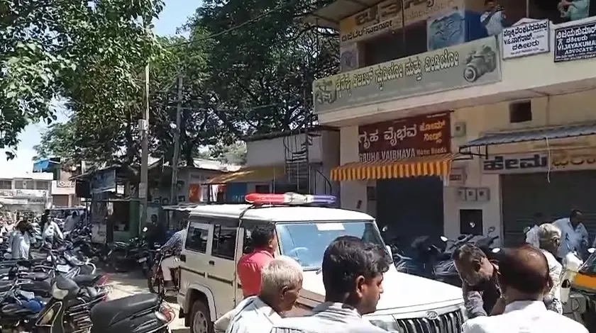 चिक्कबल्लापुर: वरिष्ठ अधिवक्ता सनकी वेंकटरमणप्पा पर चाकू से हमला, हालत गंभीर