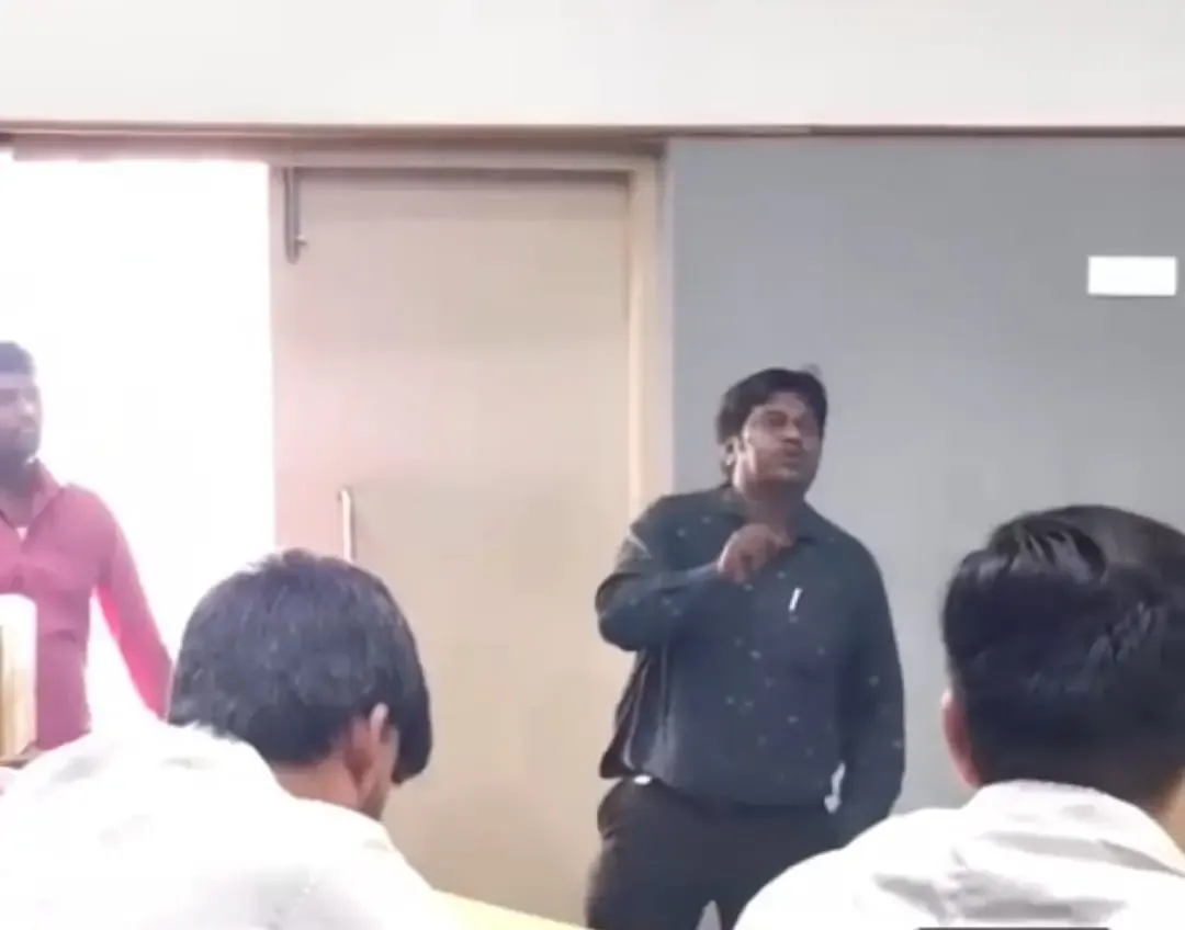 कर्नाटक: क्लासरूम में छात्रा को प्रपोज करने वाले प्रोफेसर की नौकरी गई, गृह मंत्री का बयान