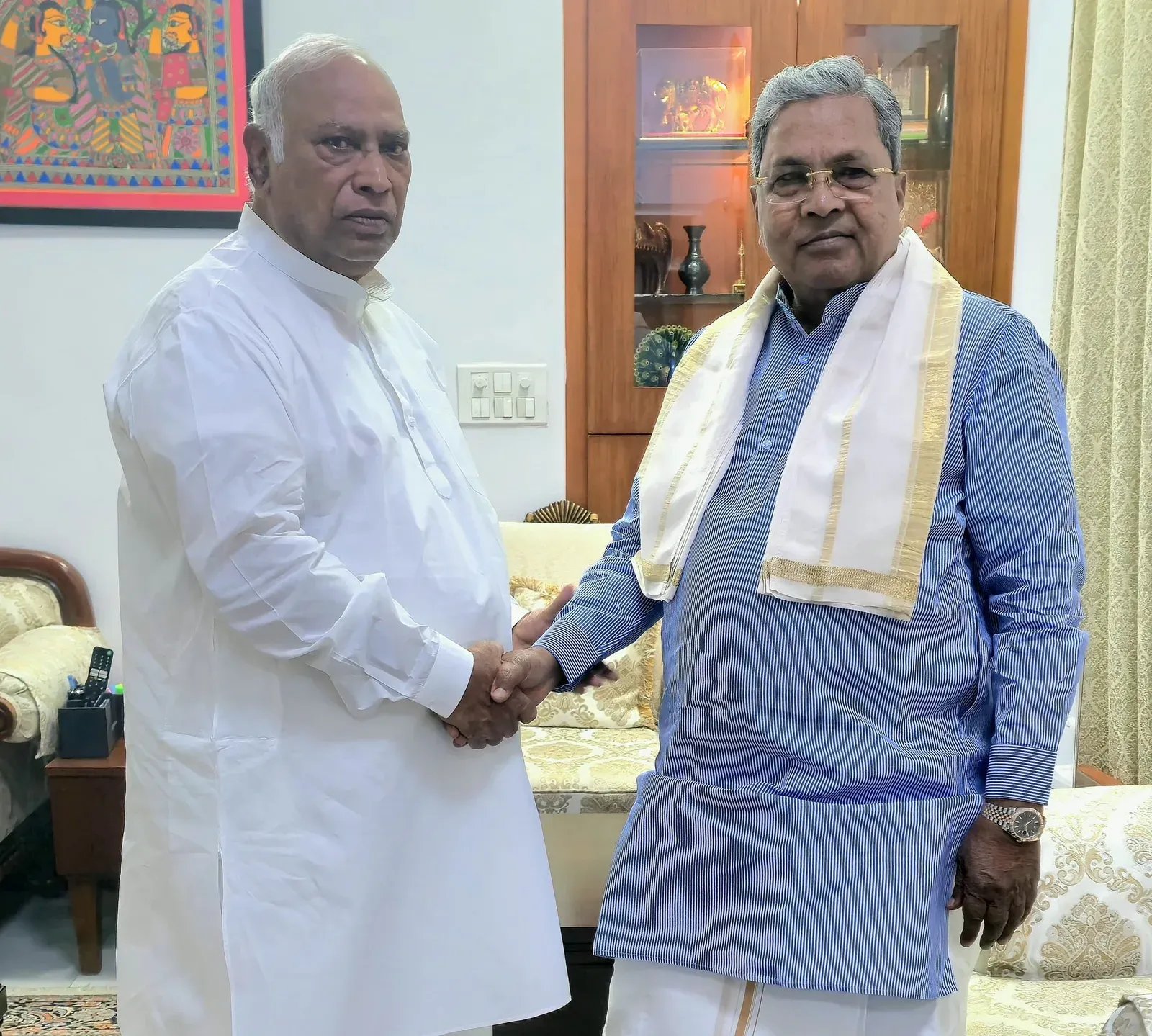 सिद्धारमैया के इस्तीफे के बाद खड़गे ने की सराहना, कर्नाटक में नए CM की तलाश शुरू