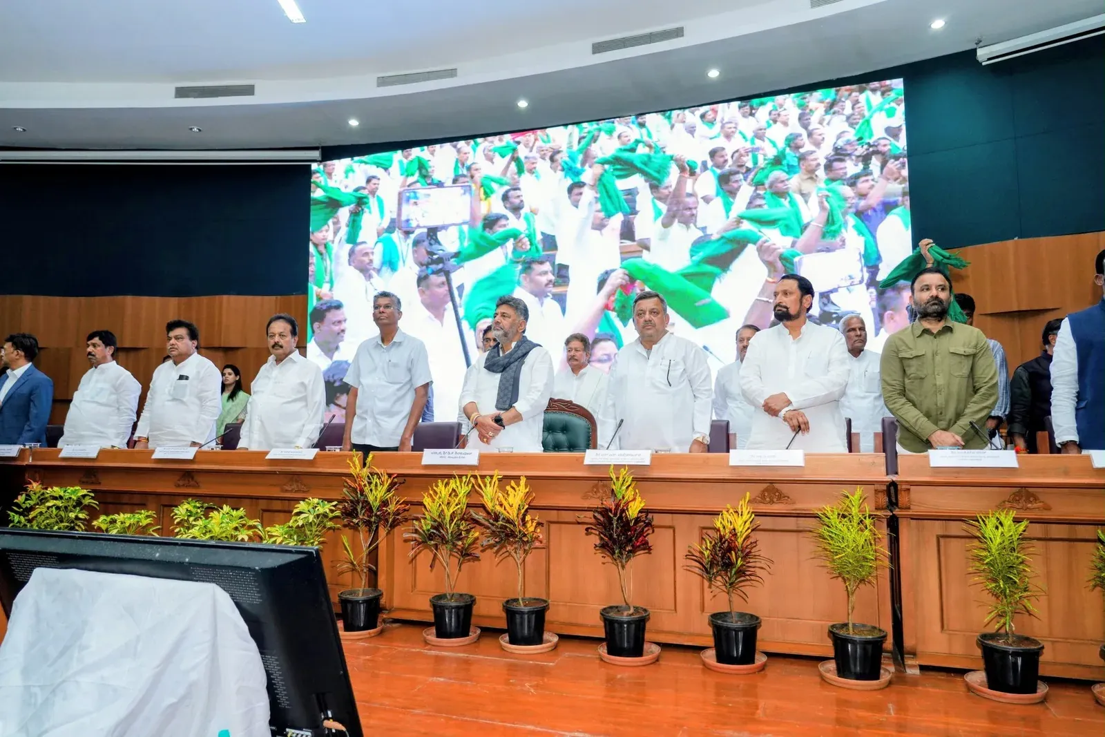 Karnataka CM's Office Meets Sugarcane Farmers in Belagavi