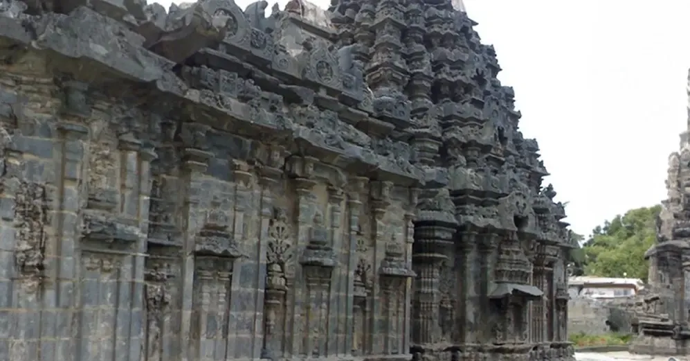 क्या 800 साल पुराना शिवालय रामायण को उल्टी दिशा में लिखता है?