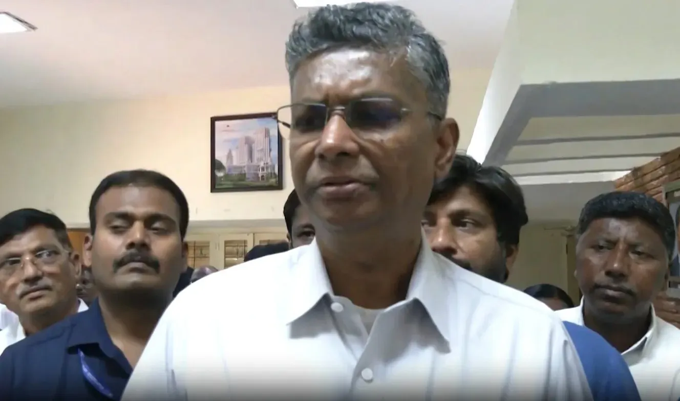 कर्नाटक CLP बैठक से पहले सतीश जारकीहोली के नाम की चर्चा, समर्थकों ने उपमुख्यमंत्री पद की माँग