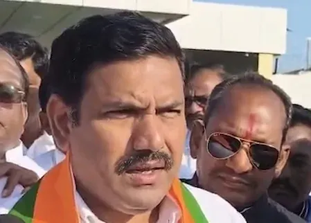 कर्नाटक में सियासी बदलाव पर घमासान, एनडीए नेताओं ने कांग्रेस पर हिंदू विरोधी राजनीति का आरोप लगाया