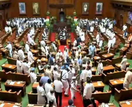 कर्नाटक: विधानसभा में राज्यपाल ने नहीं पढ़ा सरकार का भाषण, सदन में कांग्रेस ने किया हंगामा 