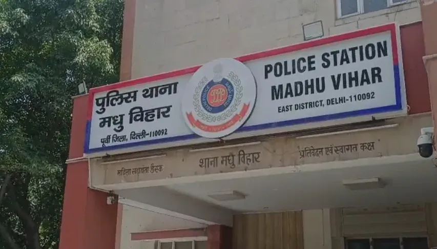 करोल बाग में 10,650 नकली यूएनओ मिंडा स्विच बरामद, तीन थोक व्यापारी गिरफ्तार