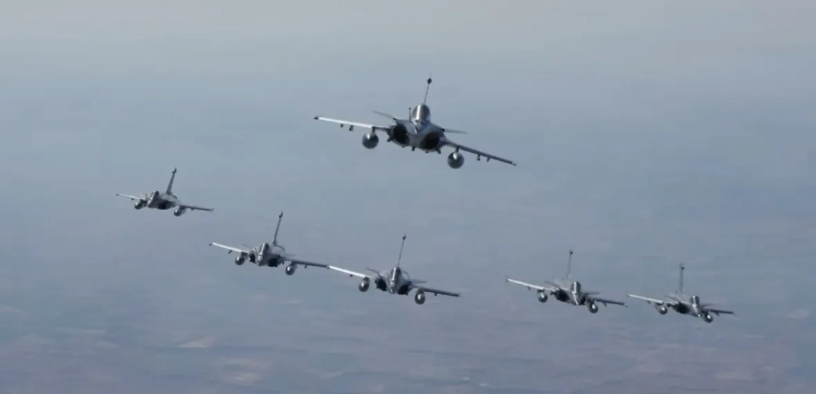 क्या कर्तव्य पथ पर फाइटर जेट्स का फ्लाई पास्ट ने लोगों को रोमांचित किया?