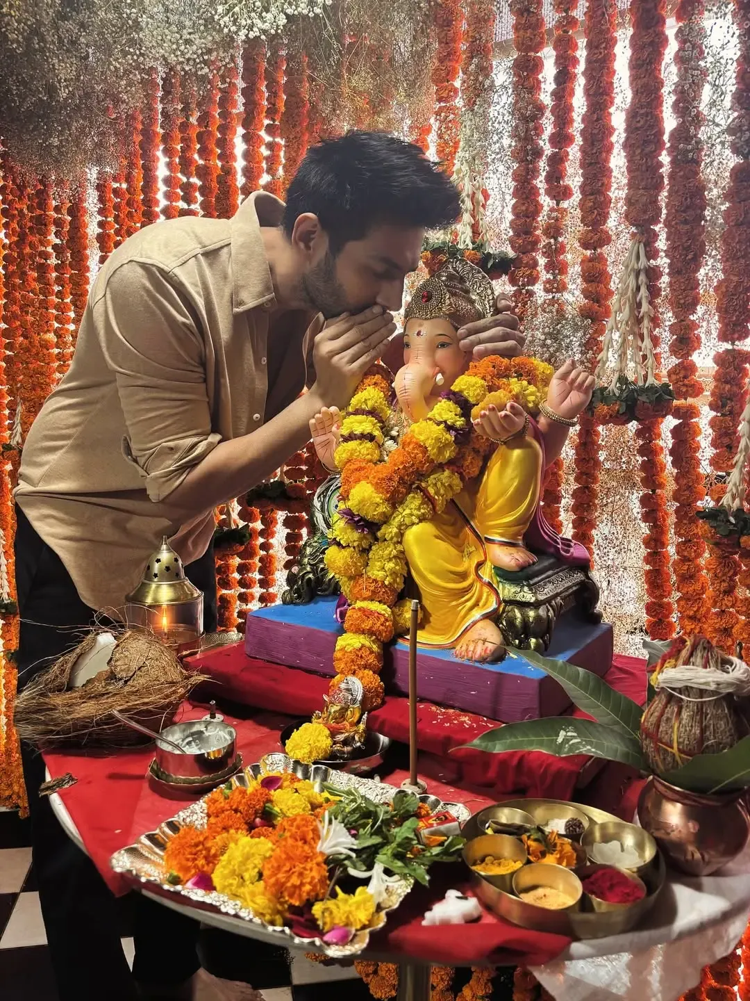 Did Kartik Aaryan Just Say 'Miss You' to Bappa After Visarjan?