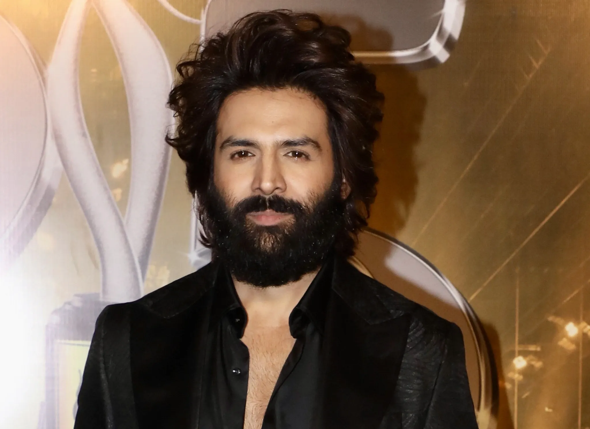 Did Kartik Aaryan Just Wake Up to a Dreamy Beach View on the Sets of ‘Tu Meri Main Tera Main Tera Tu Meri’?