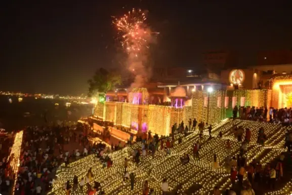 क्या कार्तिक पूर्णिमा की रात धरती पर देवताओं ने दीपदान किया था?