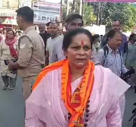 करवा चौथ पर साध्वी प्राची का बड़ा बयान: क्या हिंदू बहनों से ही मेहंदी लगवाएं?