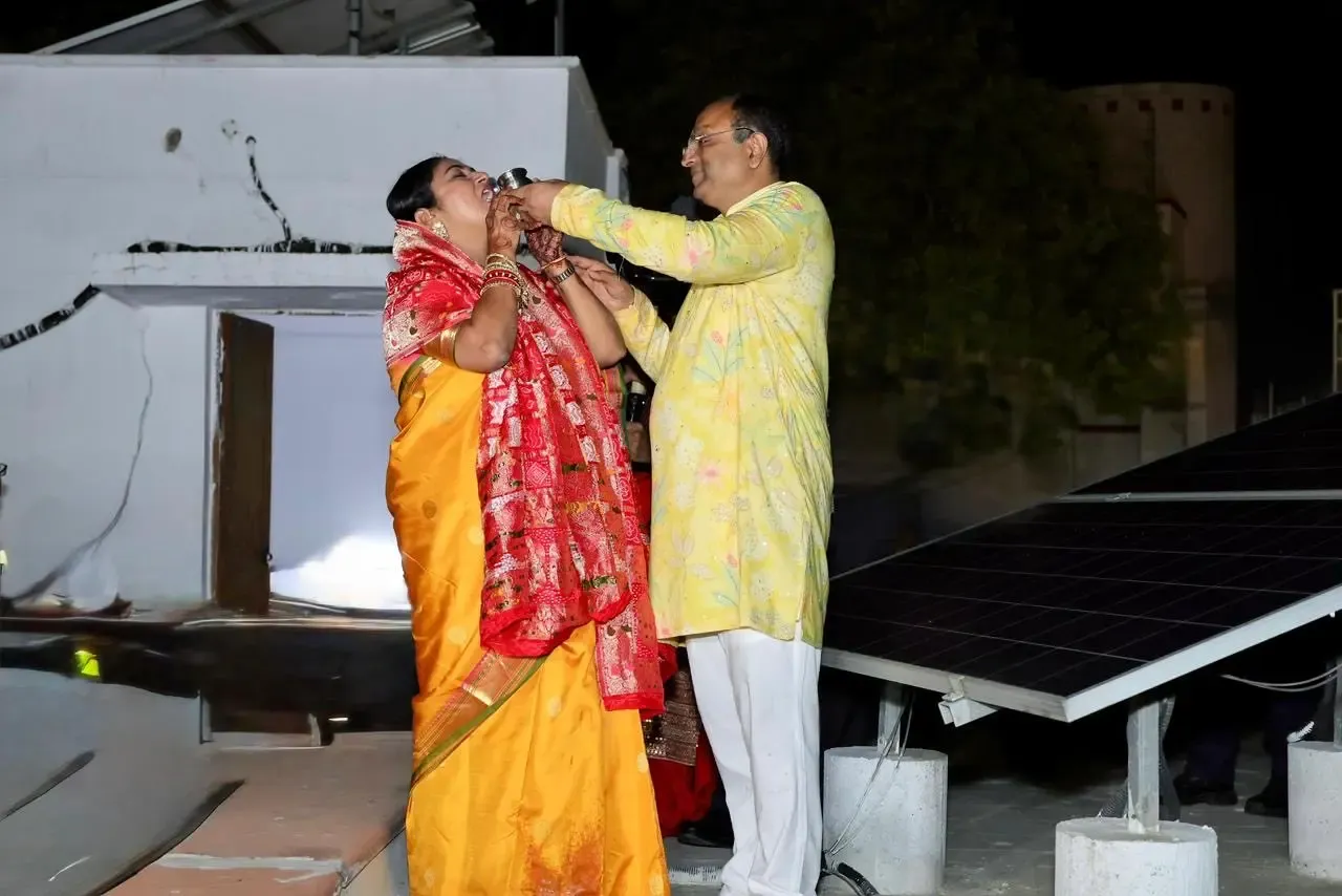 क्या करवा चौथ पर सीएम रेखा गुप्ता समेत नेताओं ने दी शुभकामनाएं?