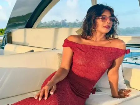 करवाचौथ से पहले प्रियंका चोपड़ा ने लगाई पति निक के नाम की मेहंदी, वीडियो किया शेयर 