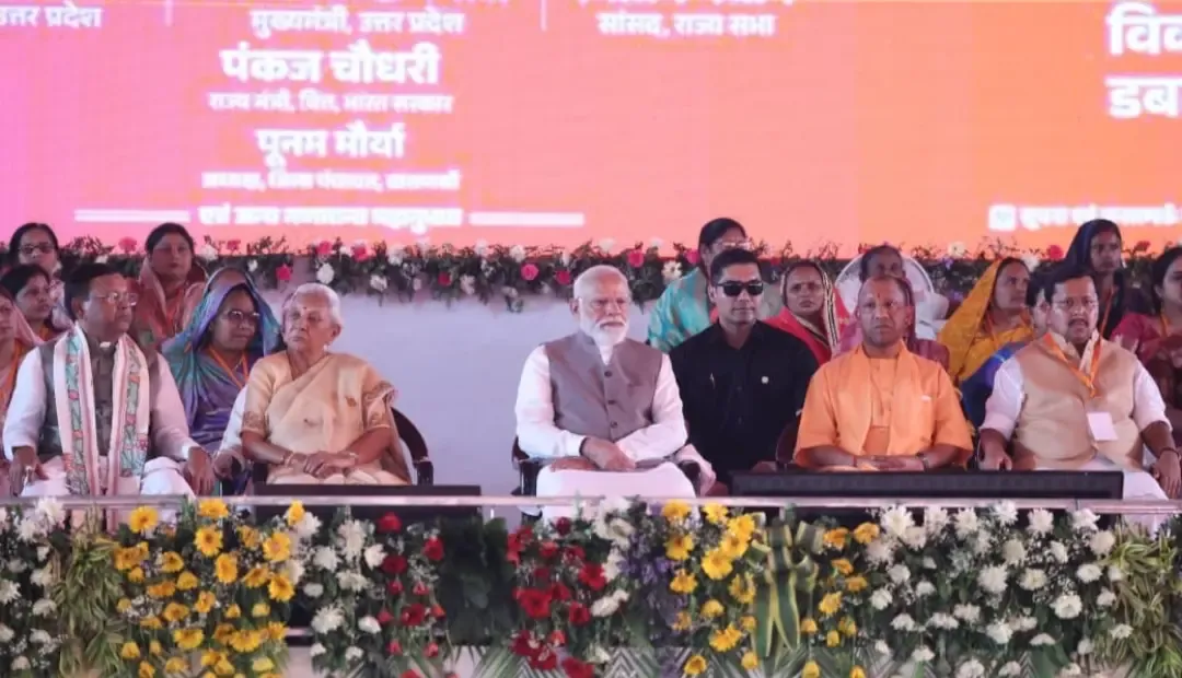 काशी में जन आक्रोश महिला सम्मेलन: CM योगी ने विपक्ष पर साधा निशाना, PM मोदी ने किया महिलाओं का अभिवादन