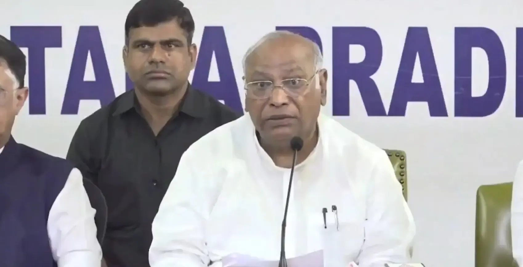 Kashmir's Economy in Crisis Following Pahalgam Terror Attack, Says Kharge Citing Omar Abdullah