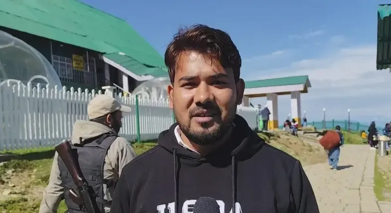 गुलमर्ग में पर्यटकों की भीड़: खोंगदूरी-अफरवत की खूबसूरती और मेहमाननवाजी की तारीफ