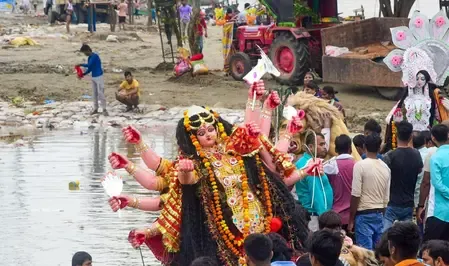 कटक में दुर्गा पूजा विसर्जन के दौरान हिंसा, डीसीपी समेत छह घायल