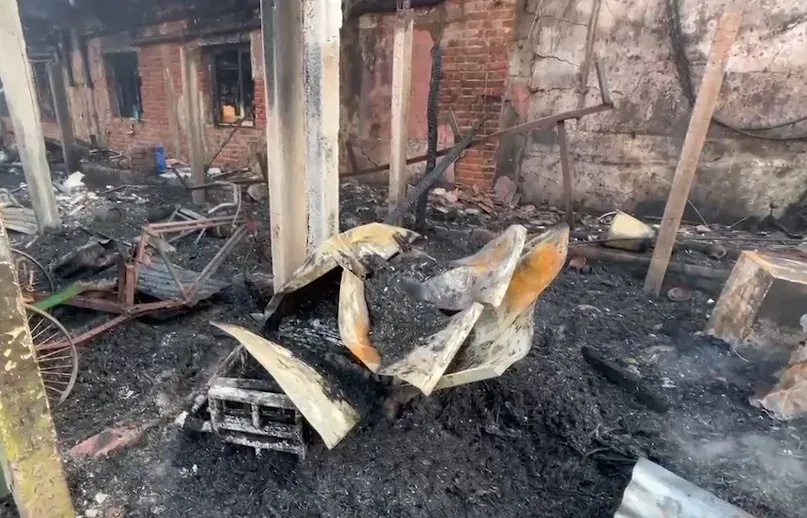 कटक मछली बाजार गोदाम में भीषण आग: बैंक, दुकानें और स्टोर जलकर खाक, 8 दमकल गाड़ियां मौके पर