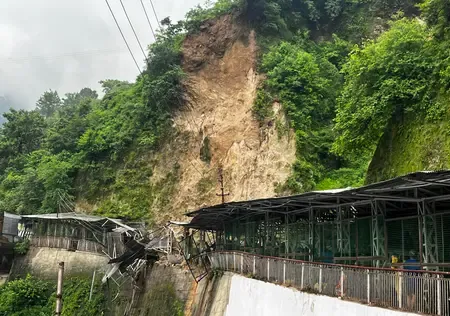 कटरा में भूस्खलन का बढ़ा खतरा, प्रशासन ने व्यावसायिक प्रतिष्ठानों को खाली करने का दिया आदेश