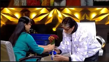 KBC: Amitabh Bachchan gives flowers to contestant Sheetal, leaves her blushing