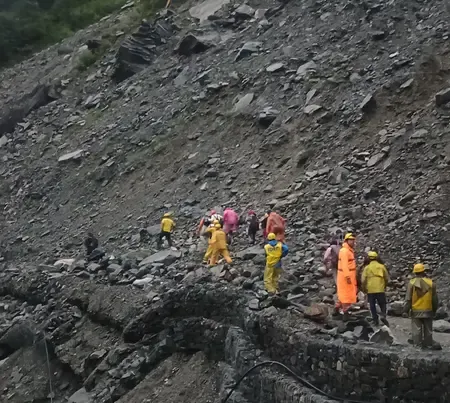 केदारनाथ से लौट रहे श्रद्धालु स्लाइड जोन में फंसे, एसडीआरएफ ने किया रेस्क्यू 