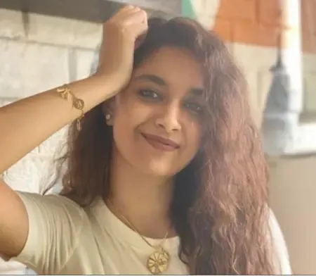 कीर्ति सुरेश ने बिना रुके 9 घंटे की डबिंग, तस्वीर शेयर कर बयां किया हाल