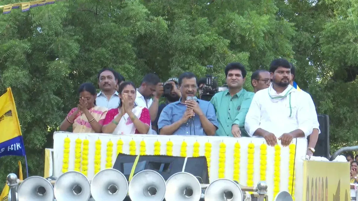 Kejriwal Accuses BJP, Congress of Looting Gujarat Together
