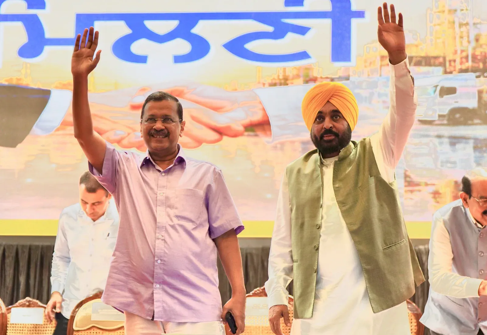 Kejriwal, Mann meet Punjab traders at PSTC session in Jalandhar