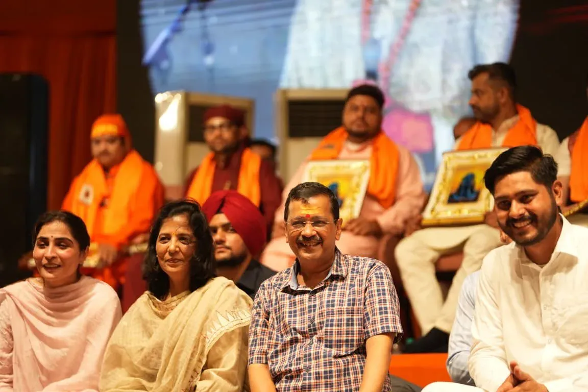 Kejriwal Attends Bhajan Sandhya in Batala, Hails Shiv Devotion