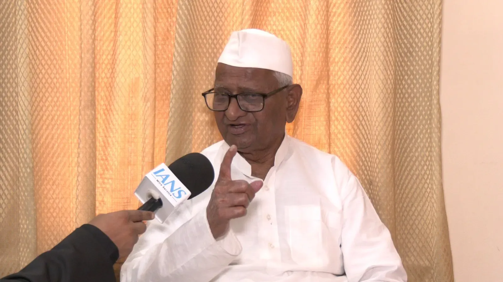 Anna Hazare Criticizes Kejriwal's Focus on Wealth and Power (IANS Interview)
